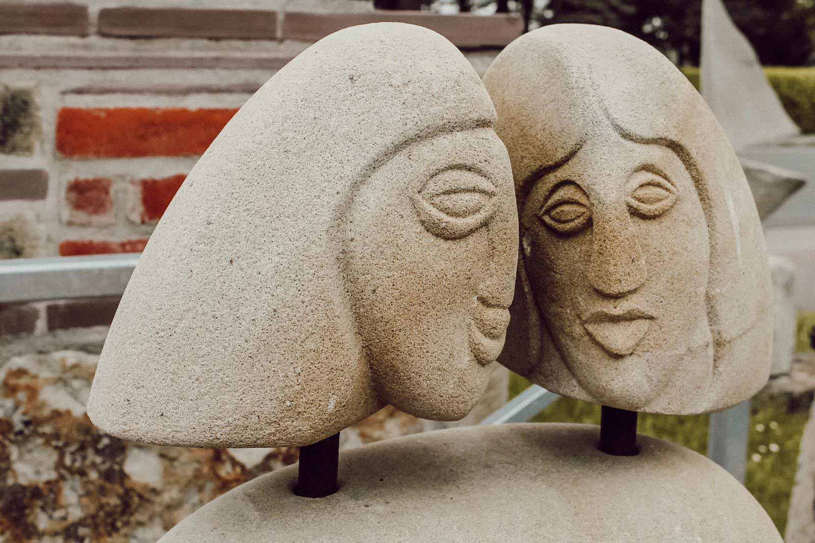 Sandsteinskulptur mit 2 Köpfen von Peter Lechelt